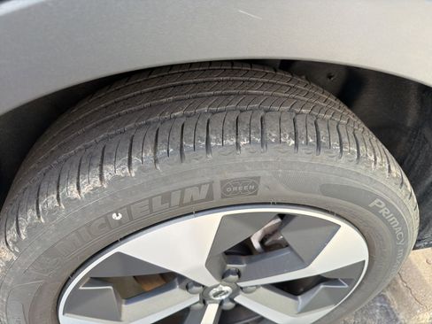 Used 2025 Volvo XC40 B5 Plus image 11