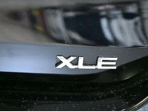 Used 2022 Toyota Highlander XLE AWD/4WD image 13