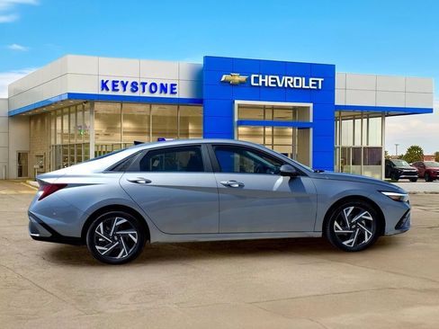 Used 2025 Hyundai Elantra SEL FWD image 8