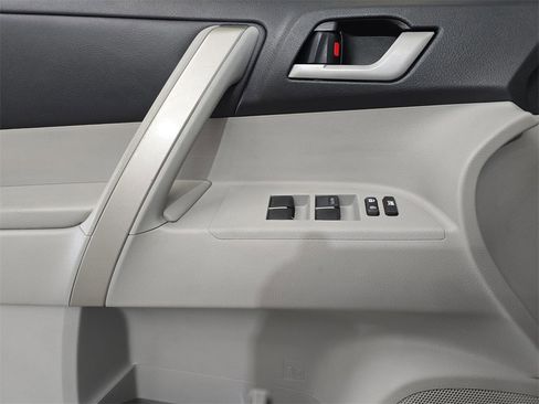 Used 2013 Toyota Highlander SE image 30