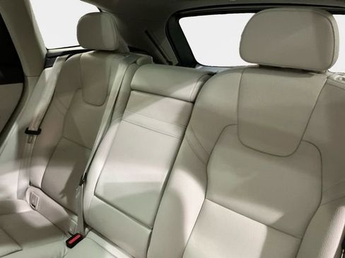 Used 2022 Volvo XC60 B5 Momentum w/ Climate Package image 14
