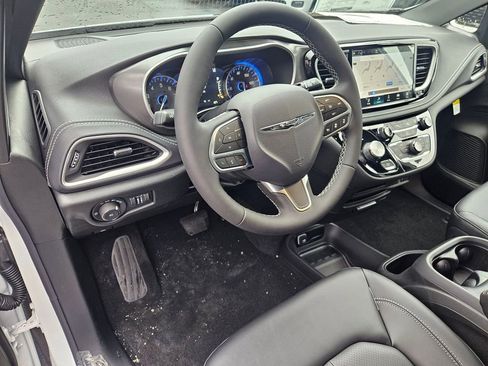 New 2026 Chrysler Pacifica Select image 13