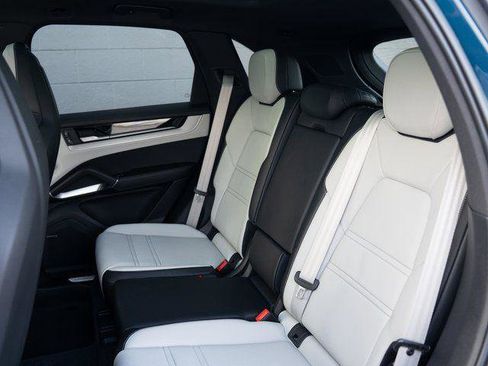 Certified 2025 Porsche Cayenne S AWD/4WD image 18