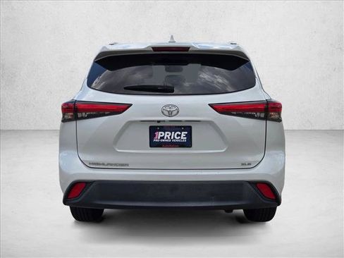Used 2022 Toyota Highlander XLE FWD image 7
