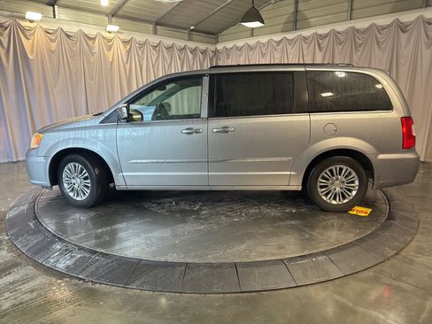 Used 2016 Chrysler Town & Country Touring-L w/ Driver Convenience Group image 8
