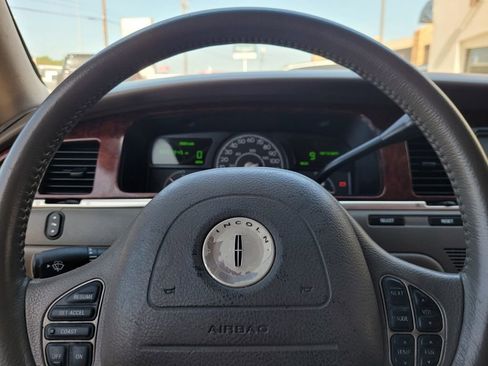 Used 2003 Lincoln Town Car Executive image 17