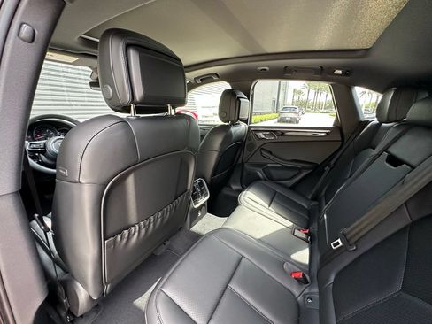 Used 2025 Porsche Macan AWD/4WD image 31
