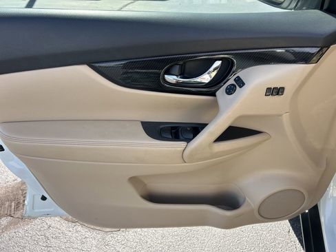 Used 2020 Nissan Rogue SL image 3