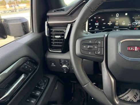 Used 2025 GMC Sierra 2500 AT4 image 7