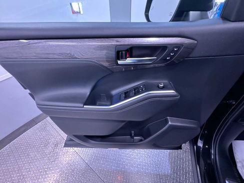 Used 2021 Toyota Highlander Platinum image 12
