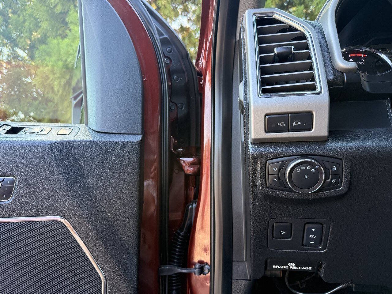 Used 2017 Ford F250 Lariat w/ Lariat Ultimate Package AWD/4WD image 19