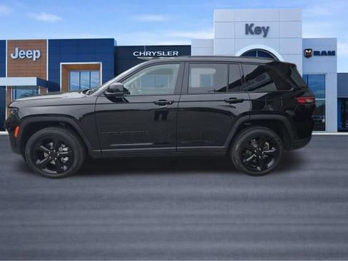 Used 2023 Jeep Grand Cherokee Limited w/ Black Appearance Package AWD/4WD image 3