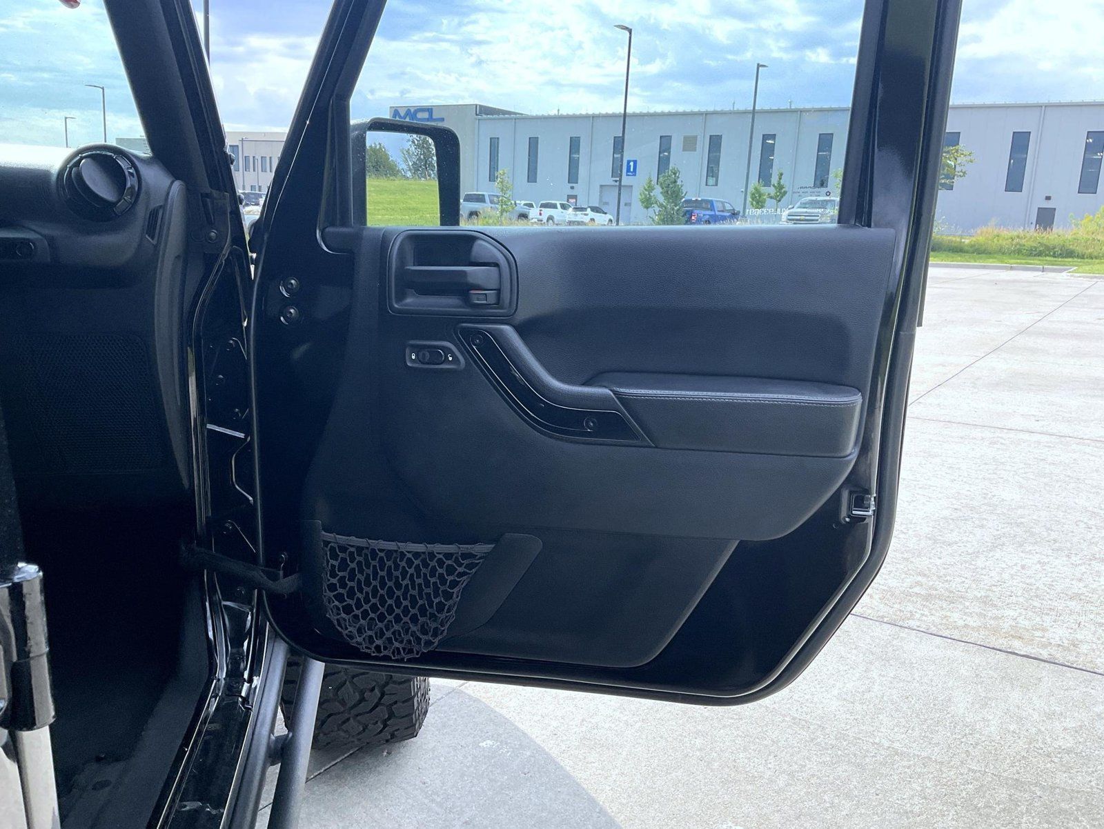 Used 2017 Jeep Wrangler Unlimited Sahara AWD/4WD image 17
