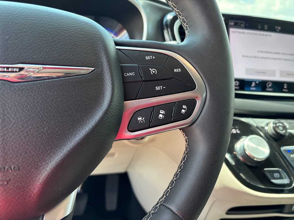 Used 2024 Chrysler Pacifica Touring-L FWD image 38