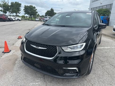 New 2025 Chrysler Pacifica Select w/ Uconnect Theater Family Group image 11