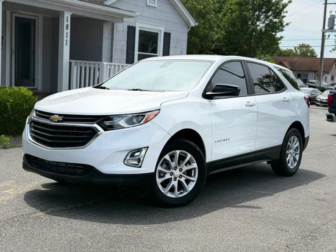Used 2020 Chevrolet Equinox LS w/ LS Convenience Package FWD image 2