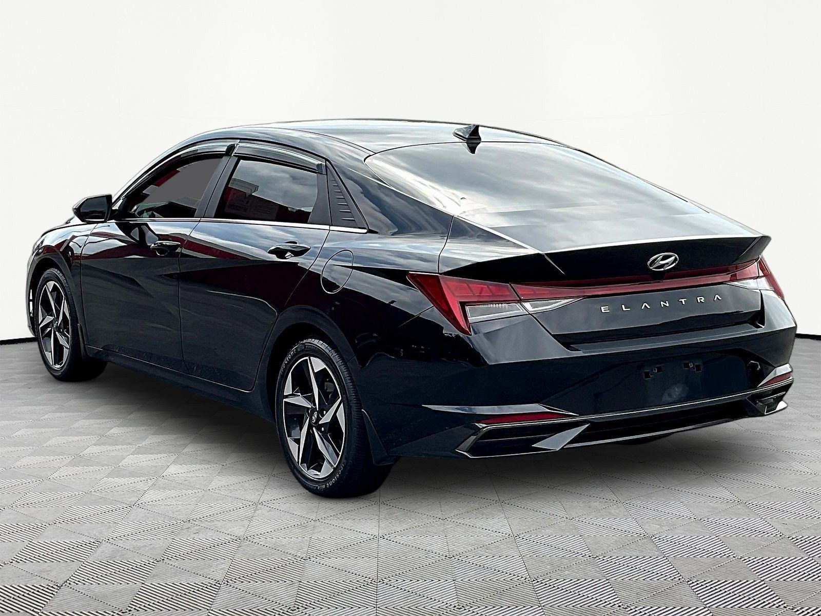 Used 2022 Hyundai Elantra SEL w/ Convenience + Premium Package FWD image 4