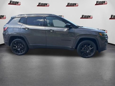 Used 2022 Jeep Compass Latitude w/ Sun and Sound Group AWD/4WD image 4