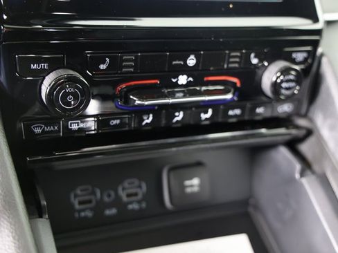 Used 2025 Jeep Grand Cherokee L Altitude image 17