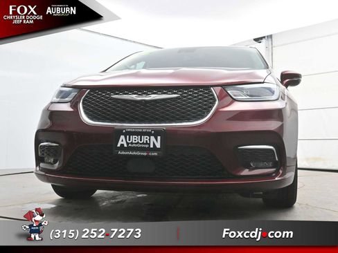 Used 2022 Chrysler Pacifica Touring-L image 17