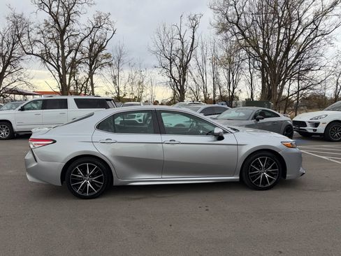 Used 2018 Toyota Camry SE image 7
