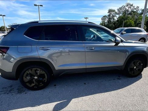 New 2026 Volkswagen Taos SE FWD image 4