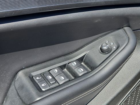 Used 2023 Jeep Grand Cherokee Laredo image 14