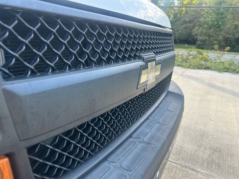 Used 2017 Chevrolet Express 2500 image 5