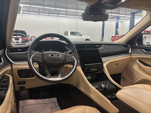 Used 2022 Jeep Grand Cherokee Limited w/ Luxury Tech Group II image 10