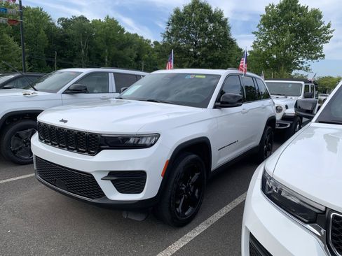 Used 2023 Jeep Grand Cherokee Altitude AWD/4WD image 3