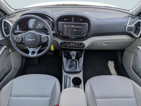 Used 2025 Kia Soul LX w/ LX Technology Package FWD image 13