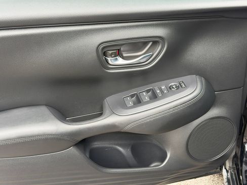 Used 2025 Honda HR-V LX image 13