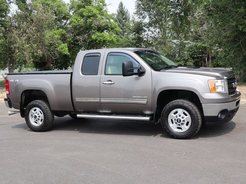 Used 2011 GMC Sierra 2500 SLE w/ SLE Preferred Package AWD/4WD image 2