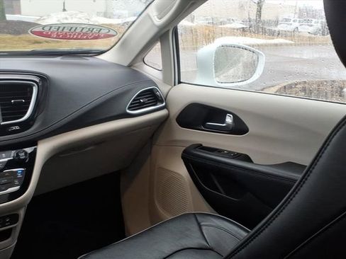 Certified 2020 Chrysler Pacifica Limited image 12