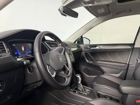 Used 2024 Volkswagen Tiguan SE w/ Panoramic Sunroof Package FWD image 20