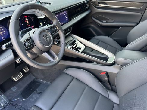 New 2026 Porsche Macan Turbo Electric AWD/4WD image 4