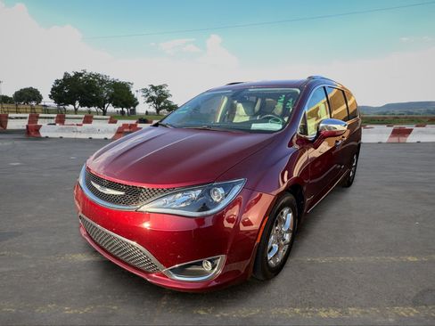 Used 2017 Chrysler Pacifica Limited FWD image 5