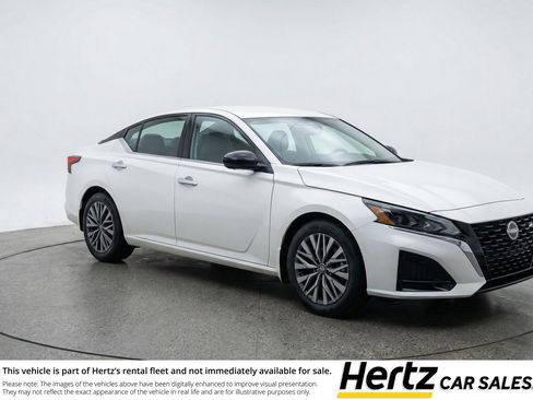 Used 2025 Nissan Altima 2.5 SV image 1