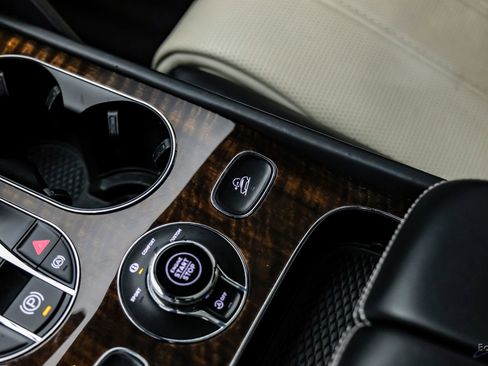 Used 2019 Bentley Bentayga image 57
