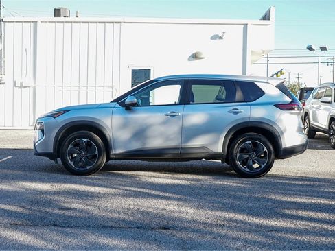 Used 2024 Nissan Rogue SV image 5