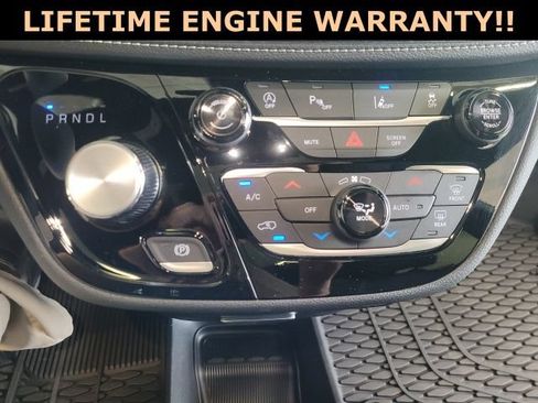 Used 2025 Chrysler Pacifica Select w/ Fav Edition Package FWD image 28