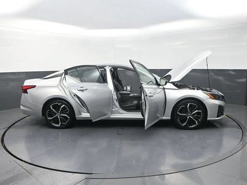 Used 2024 Nissan Altima 2.5 SR FWD image 46