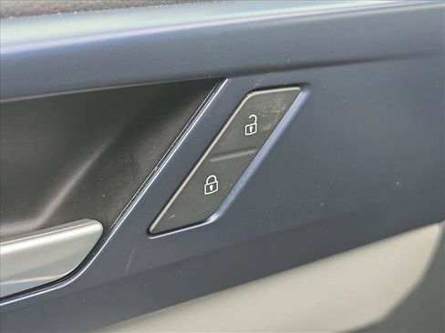 Used 2023 Volkswagen Taos SE w/ Panoramic Sunroof Package FWD image 9