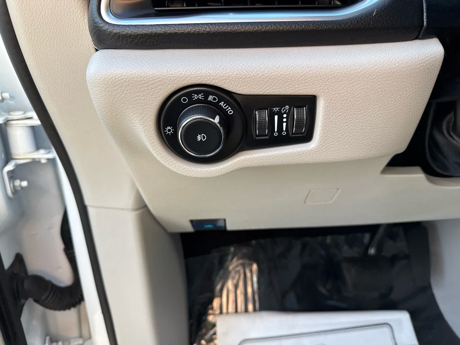 Used 2024 Chrysler Pacifica Limited w/ Uconnect Theater Family Group FWD image 23