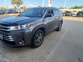 Used 2019 Toyota Highlander XLE FWD video 1