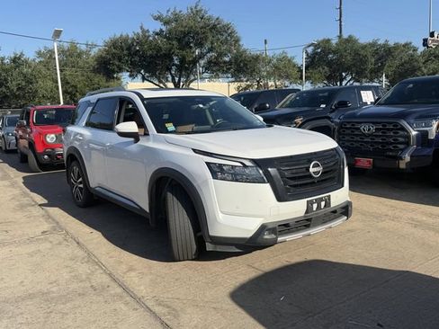 Used 2025 Nissan Pathfinder Platinum w/ Black Appearance Package FWD image 3