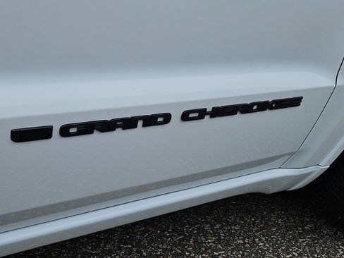 Used 2022 Jeep Grand Cherokee Laredo X AWD/4WD image 12