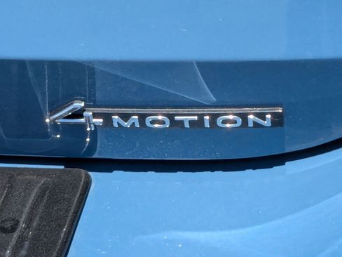 Used 2025 Volkswagen Tiguan SE AWD/4WD image 35