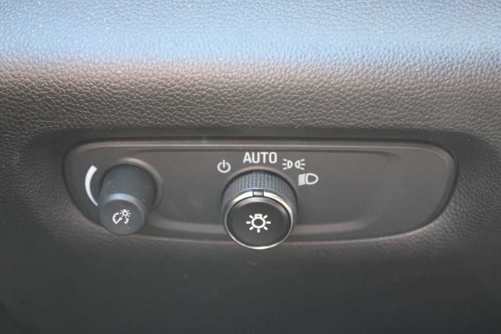 Used 2023 Chevrolet Traverse Premier FWD image 46