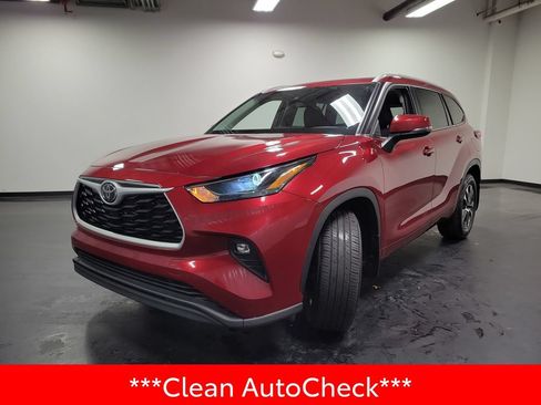 Used 2022 Toyota Highlander XLE AWD/4WD image 4